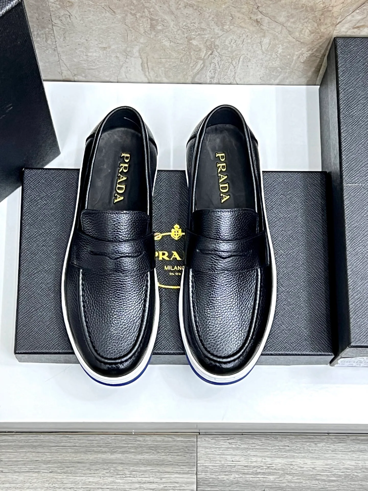 💰620 Prada classic men’s lace-up casual shoes｜Imported cowhide upper｜Layered stitching design on the upper Lightweight and breathable｜Soft and comfortable｜PRADA letters on the side｜Distinctive sporty style Showing the brand style｜Lightweight embossed rubber sole｜With cowhide foot pad lining｜Excellent foot feel Fashionable and elegant｜Size: 38-44 (customized at 45)